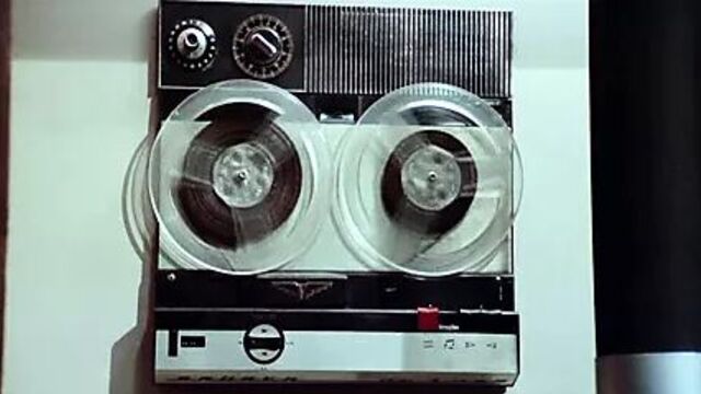 L'occhio dietro la parete (1977)