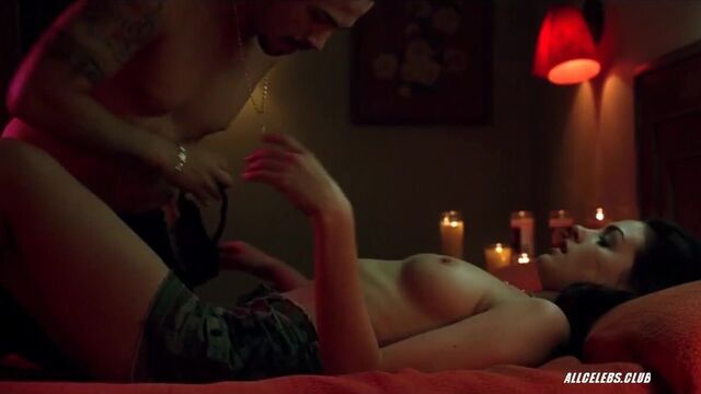 Anne Hathaway and Bijou Phillips in Havoc