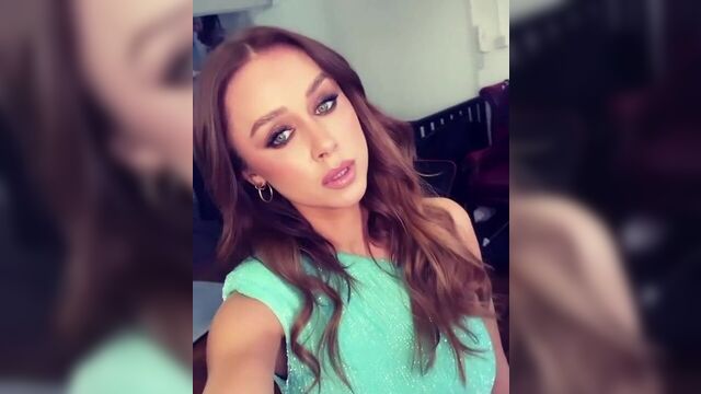 Una Healy looking beautiful in light blue top
