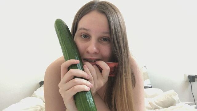 18yo TEEN FIRST TIME Cucumber BBW HUGE TIT TEENY GIRL GERMAN