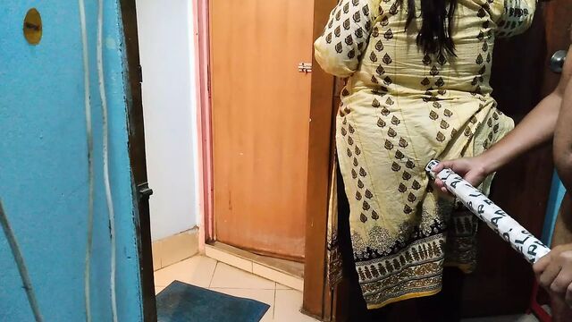 Neighbor fucks Tamil hot aunty while sweeping the house - Indian Sex