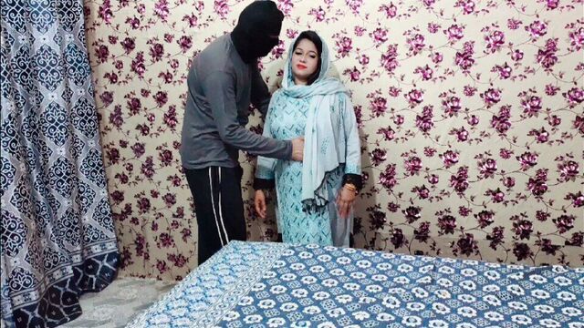 Chachi Sadia ne bete ka lun gori bn k apni chut main lia