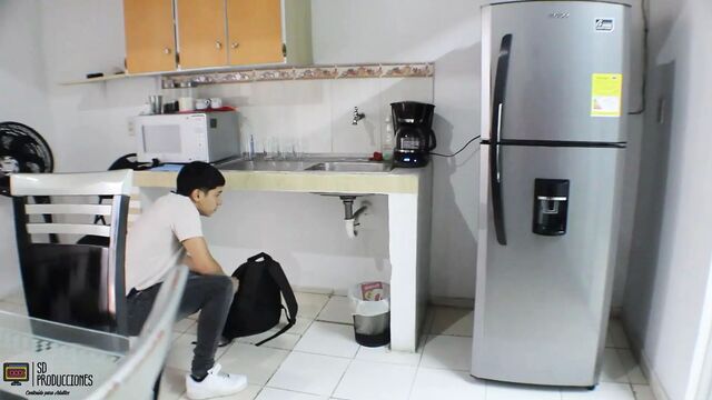 Call my friend the plumber to fix a damage and he ends up dripping his little milk on my buttocks - Porn in Spanish