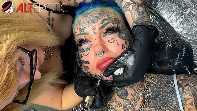 Australian bombshell Amber Luke gets a new chin tattoo