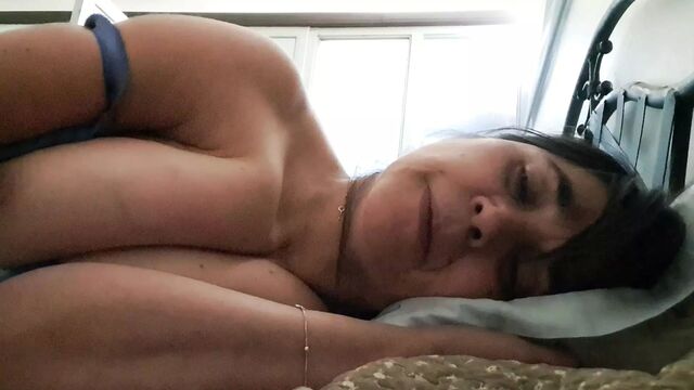 Stepmom gets good morning anal by stepson in her bed