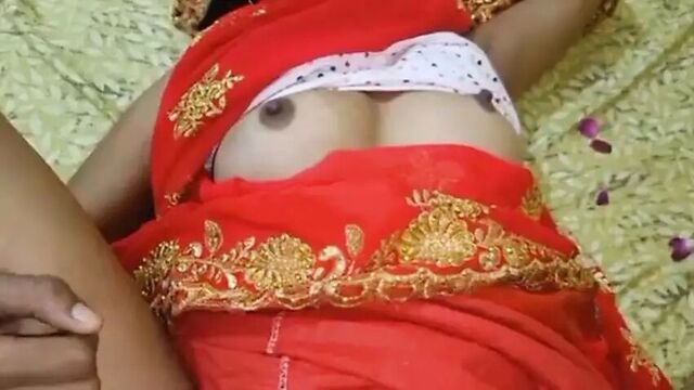 Hot Indian bhabhi ko doggy style mein khada karke pila aur Apne land ka Pani uski chut mein chod Diya