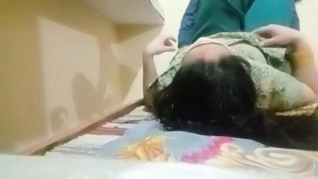 Bhai ne bahan ko bula kar akele mein chudai ki homemade fuck Hindi voice.