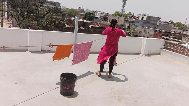 Kirayedar Kapde Sukha Rahi thi Makan malik ne choda