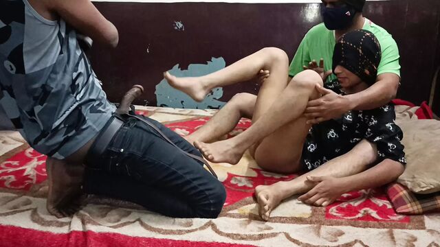 Wife Ko bestfriend Se Chudte Huye pkda fir Sath Milkar threesome sex kiya