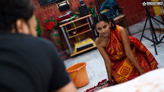 Desi 18+ Jawan Kaamwali bai ko akela Pakar ghar ka chota beta rah na saka Hindi Audio