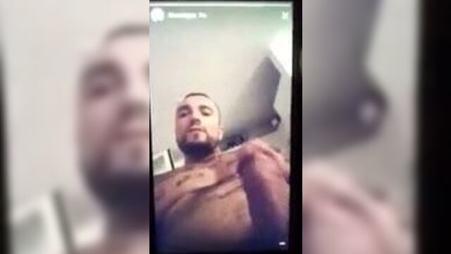 Gue Pequeno si fa una sega su Instagram