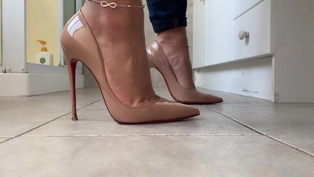 Louboutin So Kate Nude