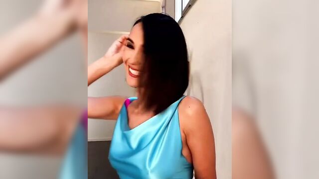 Caterina Balivo tette che sballonzolano sotto il vestito