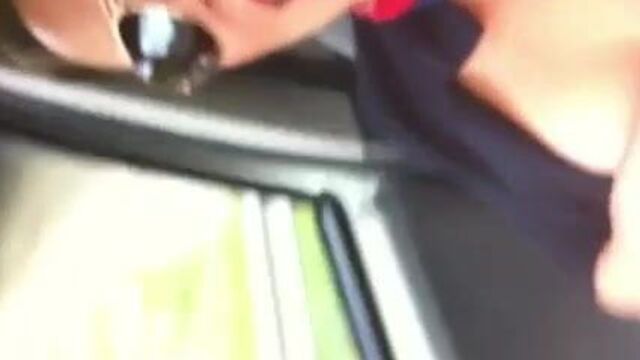 Elle se masturbe en voiture