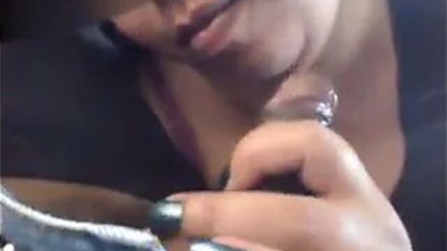 Me la mama en el carro