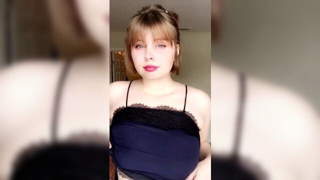 Twitch Streamer tits reveal