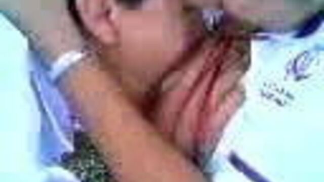 Mamandole las tetas a charlotte