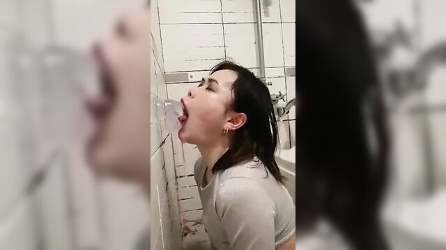 Amazing Asian deepthroating her dildo