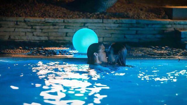 Janet Montgomery & Emma Roberts Lesbian Kiss - ScandalPlanet